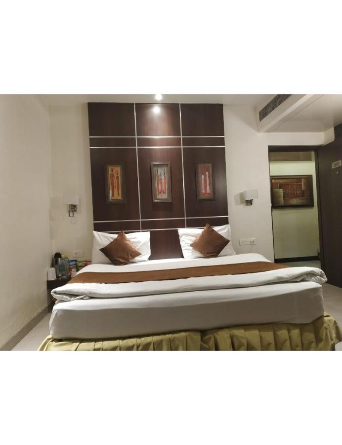 Hotel D Grand, 巴雷利 外观 照片