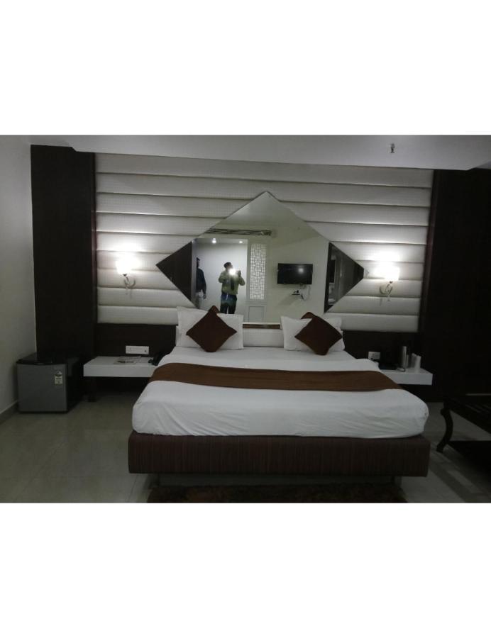 Hotel D Grand, 巴雷利 外观 照片