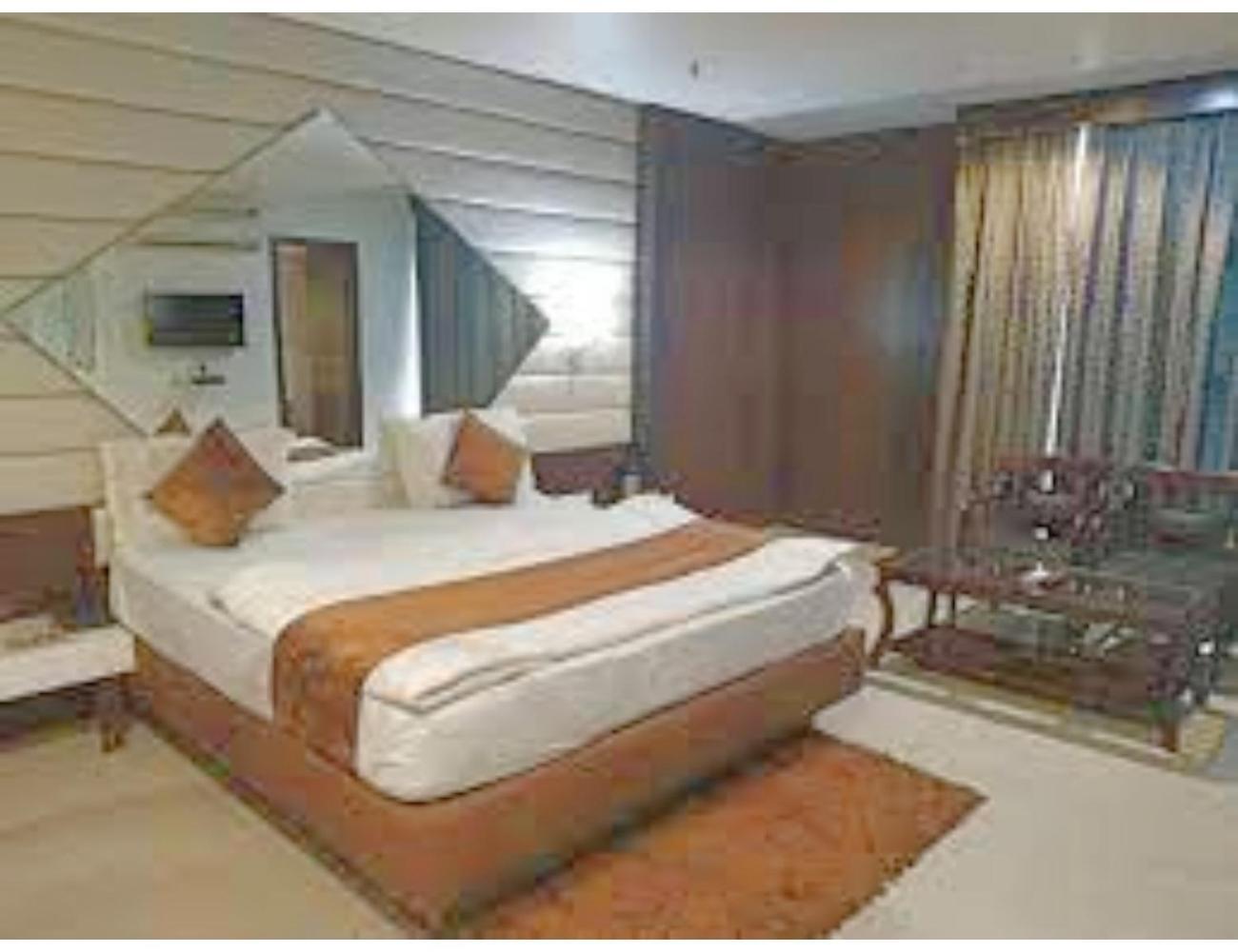 Hotel D Grand, 巴雷利 外观 照片
